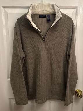 Axcess a Claiborne company,  size Large Brown Ribbed Vertical Textured Quarter-Z